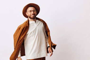 Erkek portresi genç gündelik model beyaz adam moda mutlu yüz arka plan yetişkin stili sakal çekici erkek erkek yaşam tarzı modern yakışıklı pozitif