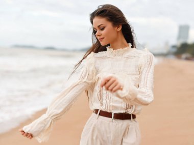 Plajda güneşli bir gün, Sahil Cenneti 'nde güzellik, rahatlama ve mutluluk.