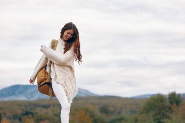 Dağ Macerası: Uçurumda Gülümseyen Kadın, Doğayı Kucaklayan ve Özgürlüğün tadını Çıkartan Yürüyüş Yolculuğu