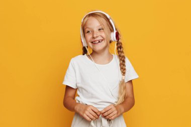 Kaygısız Anlar: Genç Kızların Neşe ve Tarzını Renkli ve Oyuncu Portrelerde Yakalamak