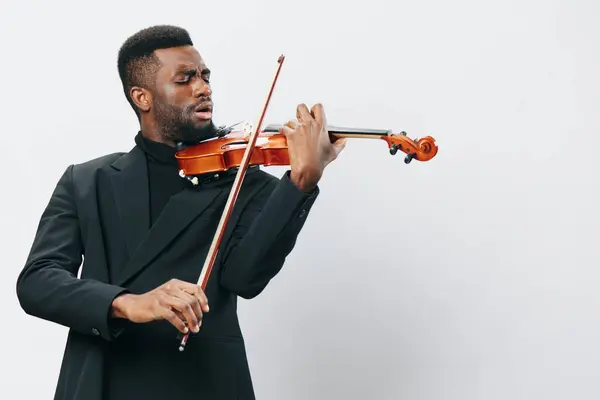 在明亮的白色背景下弹奏小提琴的有才华的非洲裔美国人 — 图库照片
