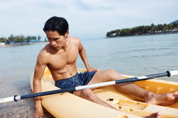 Kayaking Tropical Paradise Happy Asian Man Enjoying Adventure Beach Vacation — Stock Photo, Image
