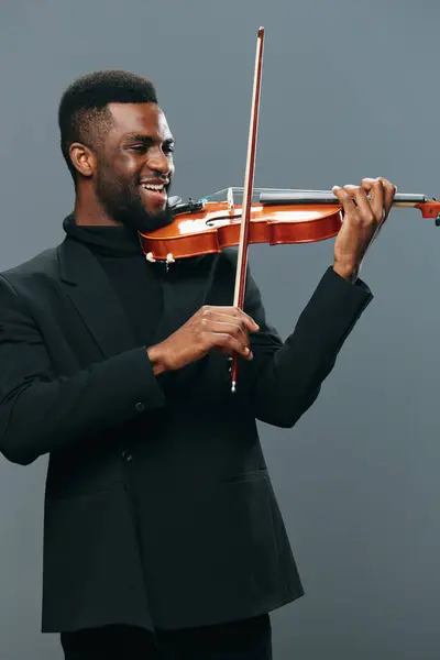 Musicista Afroamericano Abito Nero Che Suona Violino Sfondo Grigio Elegante — Foto Stock