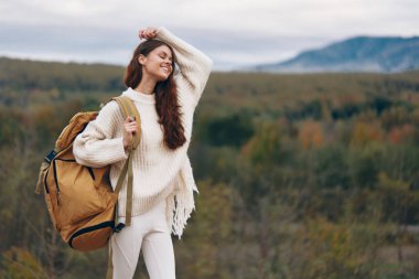 Dağ Macerası: Baharda Uçurumda Gülümseyen Kadın