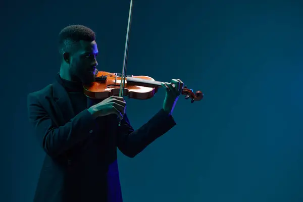 Talented Young African American Man Playing Violin Gracefully Front Dark — Stock Photo, Image