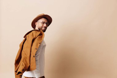 Şık moda şapkalı erkekler çekici genç yakışıklı sakallı erkekler yetişkin tarzı modern model geçmişi beyaz modaya uygun modaya uygun arka plan hipster portresi