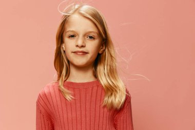 Stüdyo Çocukluğunda Neşeli ve Eğitimli Gülümseyen Pembe Sırt çantalı Mutlu Öğrenci Kız