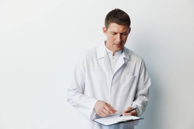 Yetişkin adam, geçmiş bakım pratisyeni mesleği üniforması hastane sağlık hizmetleri doktor klinik beyaz önlük uzmanı genç steteskop sağlık doktoru.