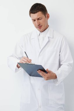 Erkek sağlık hizmetleri olgun uzmanlık alanı tıbbi tablet yetişkin Kafkasyalı steteskop tıp hekimi doktor doktor doktor bakım görevlisi hastane personeli üniforması