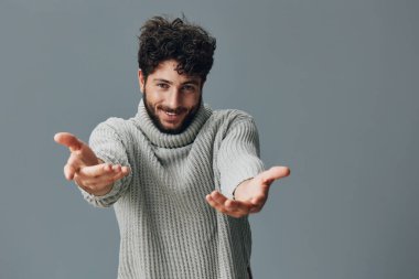 Normal yetişkin arka planı mutlu, soyutlanmış, genç ifade tarzı, çılgın, duvarlara bakan, çılgın, yakışıklı, çekici, çirkin, aptal, fotokopi çeken adam.