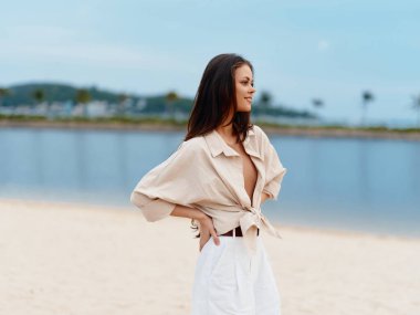 Yaz Güzelliği: Güzel, Çekici, Sarışın Bir Beyaz Kadın, Mavi Okyanus Arkaplanlı Bir Sahilde Güneşli Tatilin Tadını Çıkartıyor.