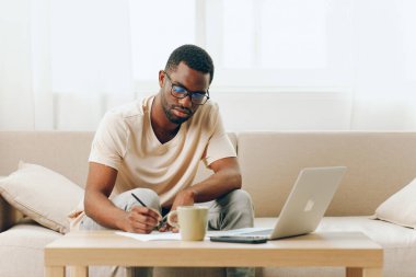 Gülümseyen Afrikalı Amerikalı Serbest Çalışan Modern İçişleri Ofisinde Laptop