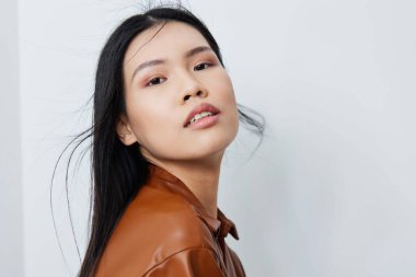 Model kadın şirin kozmetik kız Asyalı saç güzel saç çekici kadınlık cazibeli yüz bej renkli moda salonu portresi uzun siyah saç