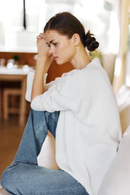 Yorgun kadın rahat koltukta dinleniyor, Düşüncelere dalmış