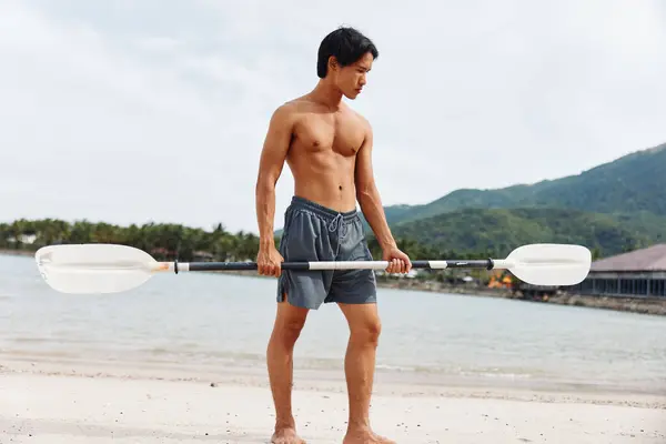 Hombre Playa Paddleboarder Asiático Disfruta Unas Vacaciones Verano Activas —  Fotos de Stock