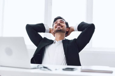 Mola veren adam, rüya gören iş pozitifliği, dizüstü bilgisayar çalışanı, ofis yöneticisi, iş yöneticisi, kafa siyahı, profesyonel görünümlü, Kafkas kırığı.