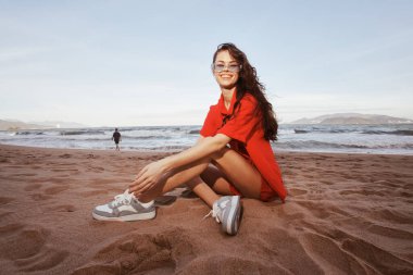 Sunny Beach 'teki Tasasız Kadın: Moda, Gülümseyen ve Rahatlatan Geniş Açı Yaz Portresi