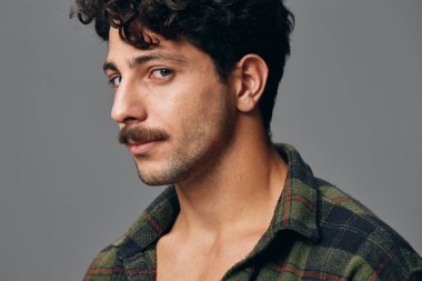 Çekici, hippi, neşeli, modaya uygun, yakışıklı, fotokopi odası stili, modern, güler yüzlü, İspanyol tarzı, genç, sıradan, moda, kendine güvenen, mutlu, saçları olan bir adam.