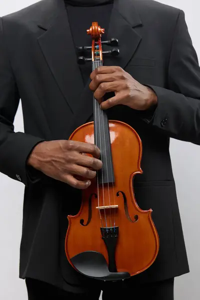 身穿西服的文雅男子 手持小提琴 因音乐和艺术概念的白人背景而被隔离 — 图库照片
