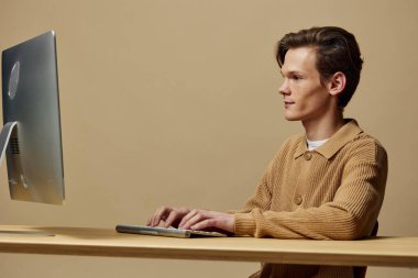 Modern Profesyonel: Yakışıklı Kafkas İş Adamı Şık bir Ofiste Dizüstü bilgisayar Kullanıyor