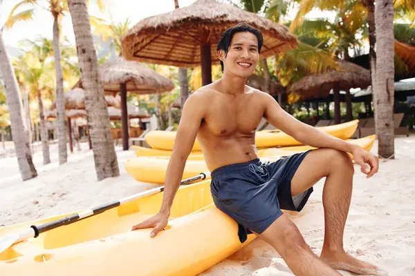 Sereno Verano Feliz Hombre Asiático Kayak Una Playa Tropical —  Fotos de Stock