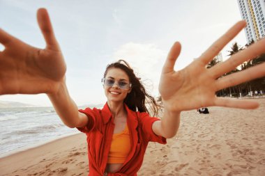 Açık Ağızlı Gülümseyen Kadın, Okyanusun Üzerinde Güneş Batan Neşeli Mutlulukla Sahilde Moda Geniş Açı Portresinde Özgürlüğün ve Renkli Yaşam Tarzının Tadını Çıkaran Kadın