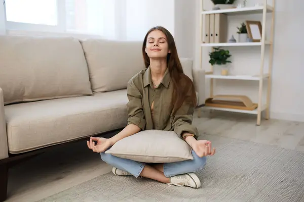 Modern Apartmandaki Konforlu Koltukta Meditasyon Yapan Kadın Zihinsel Sağlığı Kucaklıyor — Stok fotoğraf
