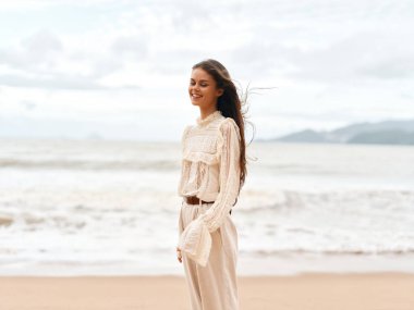 Şık Bayan, Adriyatik Serenity: Beyaz Elbiseli Güzel Genç Bir Kadın, Plaj Sandalyesinde Tek Başına Oturuyor, Zarif Bir Bakış, Taze Kum ve Huzurlu Mavi Deniz Burnu ile çevrili.