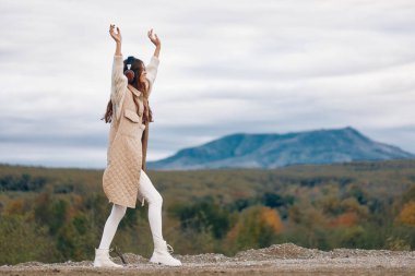 Mountain Serenade: Neşeli bir kadın, Doğa Melodisine daldı, Kulaklıklarla İlkbahara Yürüdü, Hayatın Ritmiyle Dans Etti.