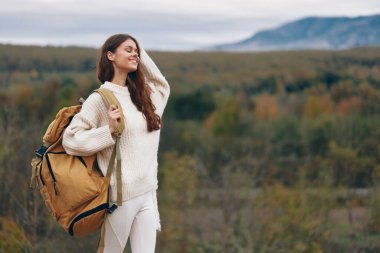 Dağ Macerası: Uçurumda Sırt çantalı Gülümseyen Kadın