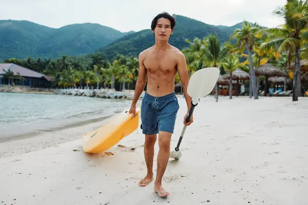 Happy Asian Man Kayak Paraíso Tropical Emocionante Aventura Recreativa Playa —  Fotos de Stock
