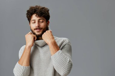 Portreci, kendine güvenen moda yüz ifadesi beyaz sakallı, yakışıklı, beyaz, yetişkin, izole, havalı, genç bir model.