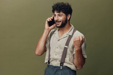 Ayrı bir adam, günlük stüdyo araması, Kafkas gülümseme portresi, cep telefonu arka plan iletişimi, yakışıklı erkek cep telefonu, mutlu yetişkin akıllı telefonu.