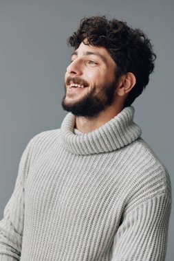 Beyaz stüdyo çocuğu moda yetişkin beyaz adam yakışıklı arka plan saçı mutluluğu sıradan insan portresi çekici genç erkek yüz ifadesi gülümseme sakalı