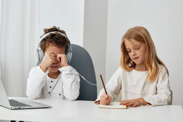 Glückliche Kaukasische Geschwister Lernen Gemeinsam Hause Mit Laptops Und Kopfhörern — Stockfoto
