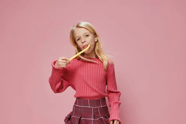 Щаслива Школярка Рожевим Lollypop Стильній Студії Цей Захоплюючий Портрет Має Ліцензійні Стокові Фото