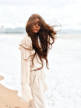 Yaz Güzeli: Uzun Esmer Genç, Çekici Bir Kadın Modeli, Rüzgarlı Açık Hava Kıyafeti Giyiyor, Yeşil Park ve Sakin Göl Suyunun Arkaplanına Karşı.