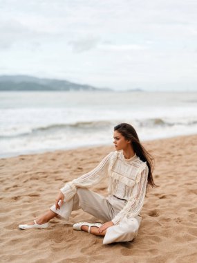 Denizin Güzelliği: Genç Dişi Sahilde Rahatlatıcı Bir Yaz Tatilinin Tadını Çıkarıyor