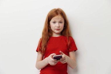 Şirin, güzel, internetçi, çekici, teknolojili, mobil, akıllı, akıllı, cep telefonu kullanan bir kadın.