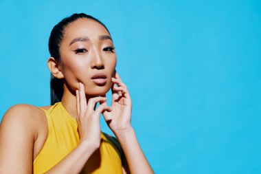 Arka plan kadını mavi stüdyo yaşam tarzı gündelik heyecan verici ten sarısı esmer kadın gülümseme tarzı dudaklar sevinç beyaz sürpriz moda moda