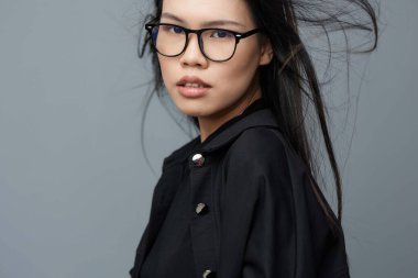 Neşeli kadın gözlüğü kendine güvenen öğrenci yaşam tarzı gülümseyen kız neşeli yüz güzel Asyalı çekici stüdyo resmi sevimli arka plan güzel moda moda işi