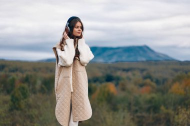 Dağ Melodileri: İlkbaharda Doğada Müzik Seven Bir Kadın Şarkı Söyler ve Dans Eder