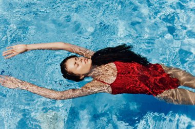 Havuz mavisi, güzel, yaz yüzücüsü, su yüzücüsü, tatilci, sağlıklı, kadın yaşam tarzı, genç, sağlıklı, bikinili kadın.