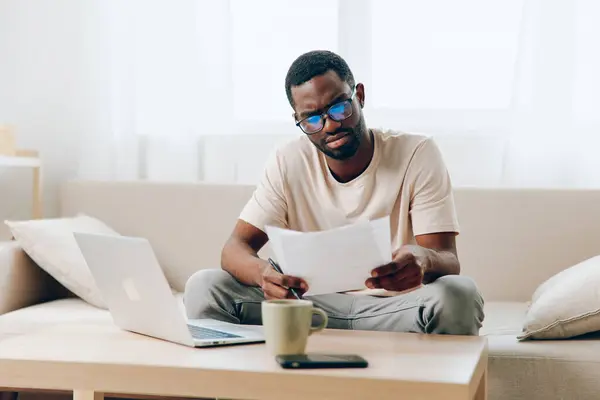 Lächelnder Afroamerikanischer Mann Der Seinem Laptop Arbeitet Während Seinem Haus — Stockfoto