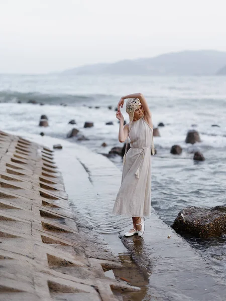 Пляжний Спокій Молода Жінка Білій Сукні Насолоджується Прогулянкою Заході Сонця Стокова Картинка