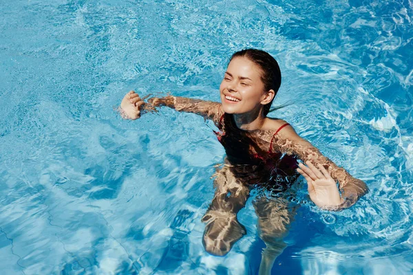 Щаслива Жінка Яка Плаває Басейні Червоному Купальнику Вільним Довгим Волоссям Стокове Фото