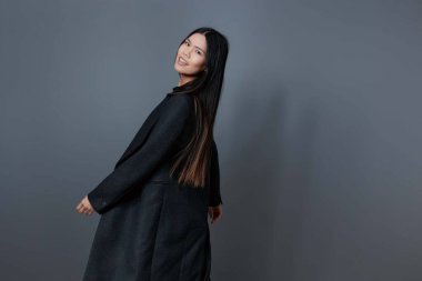 Kadın sonbahar gülümsemesi moda portresi saç modeli gri moda moda moda yaşam tarzı Asyalı elbise güzel esmer kız stüdyosu