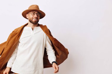 Mutlu adamlar beyaz beyaz beyaz adam genç şapkalı şık gömlek arka planda yakışıklı çekici erkekler izole edilmiş yaşam tarzı stüdyo resmi yetişkin geçmişi