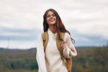 Dağ Macerasında Gülümseyen Kadın: Doğa Özgürlük ve Neşe