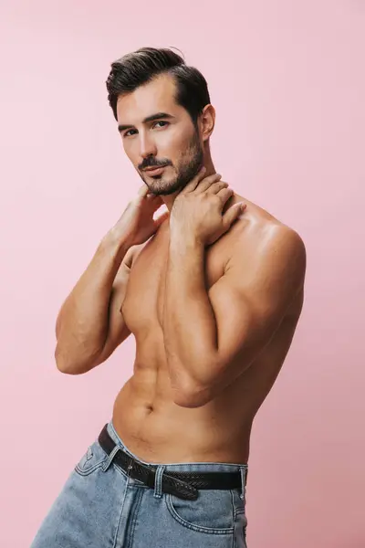 皮带男人性感躯干粉红背景身体肌肉裸体运动生活方式健身肌肉 — 图库照片